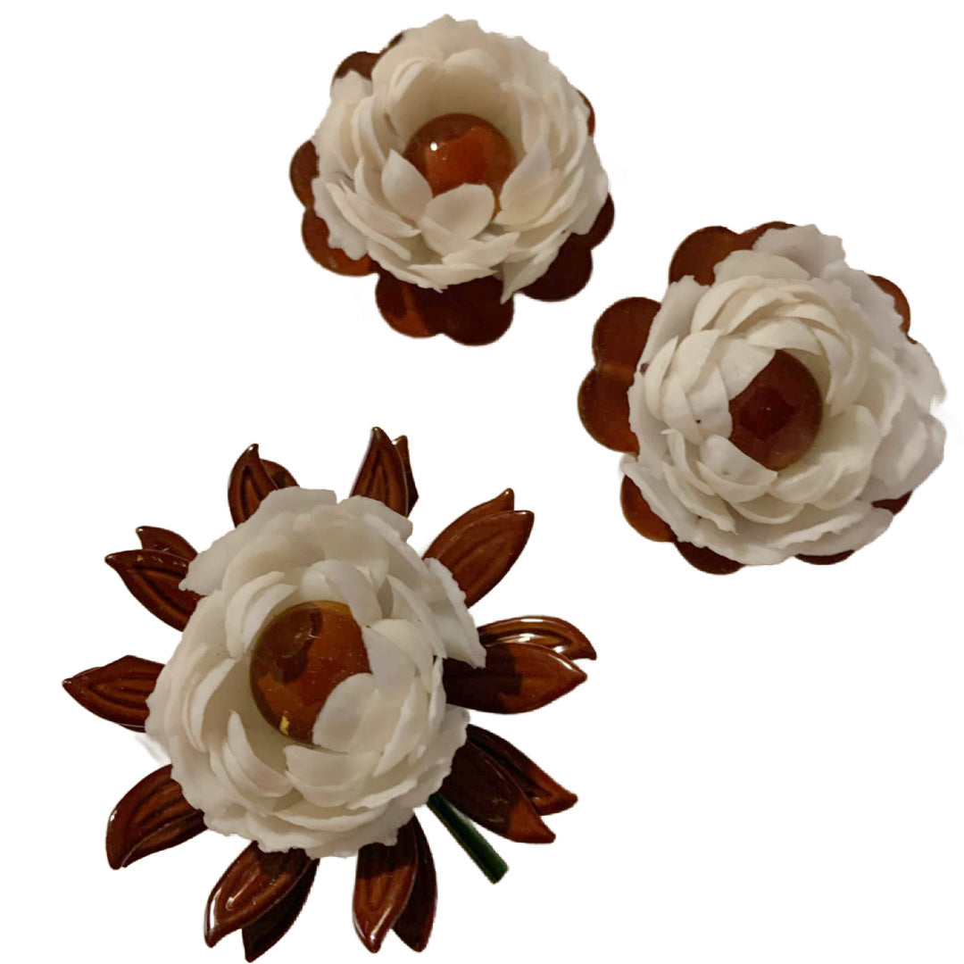 Plastic Brown and White Flower Earrings and Brooch Demi Parure Set circa 1960s