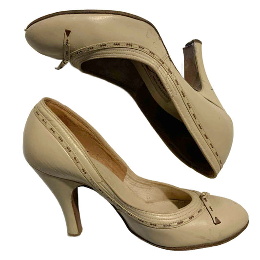 Buff Leather Babydoll Style High Heel Shoes with Top Stitch Detail and Bows circa 1950s 5.5