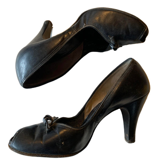 Black Leather Baby Doll Curvy Heel Peep Toe Shoes circa 1950s 7.5N