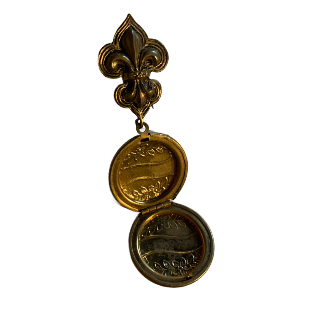 Gold Tone Metal Fleur de Lis Locket Fur Clip circa 1930s