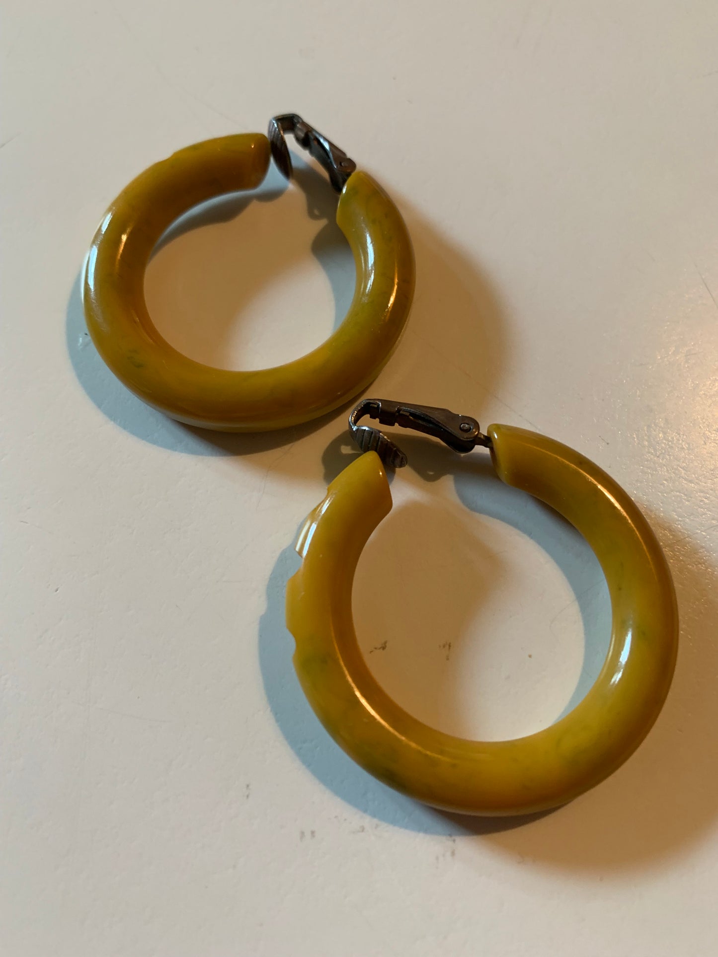Mellow Yellow Green Bakelite Carved Hoop Clip Earrings circa 1940s