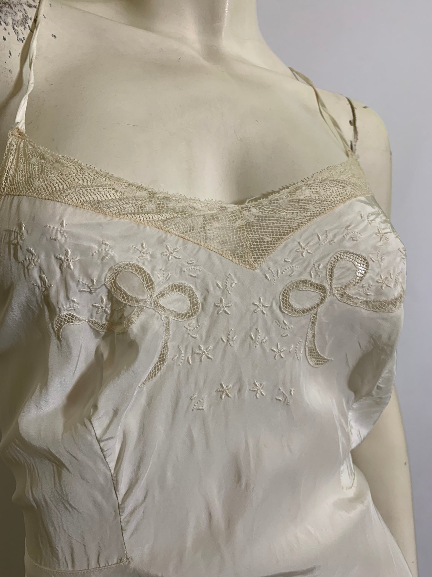 White Embroidered Rayon Lace Trimmed Full Slip circa 1940s 32