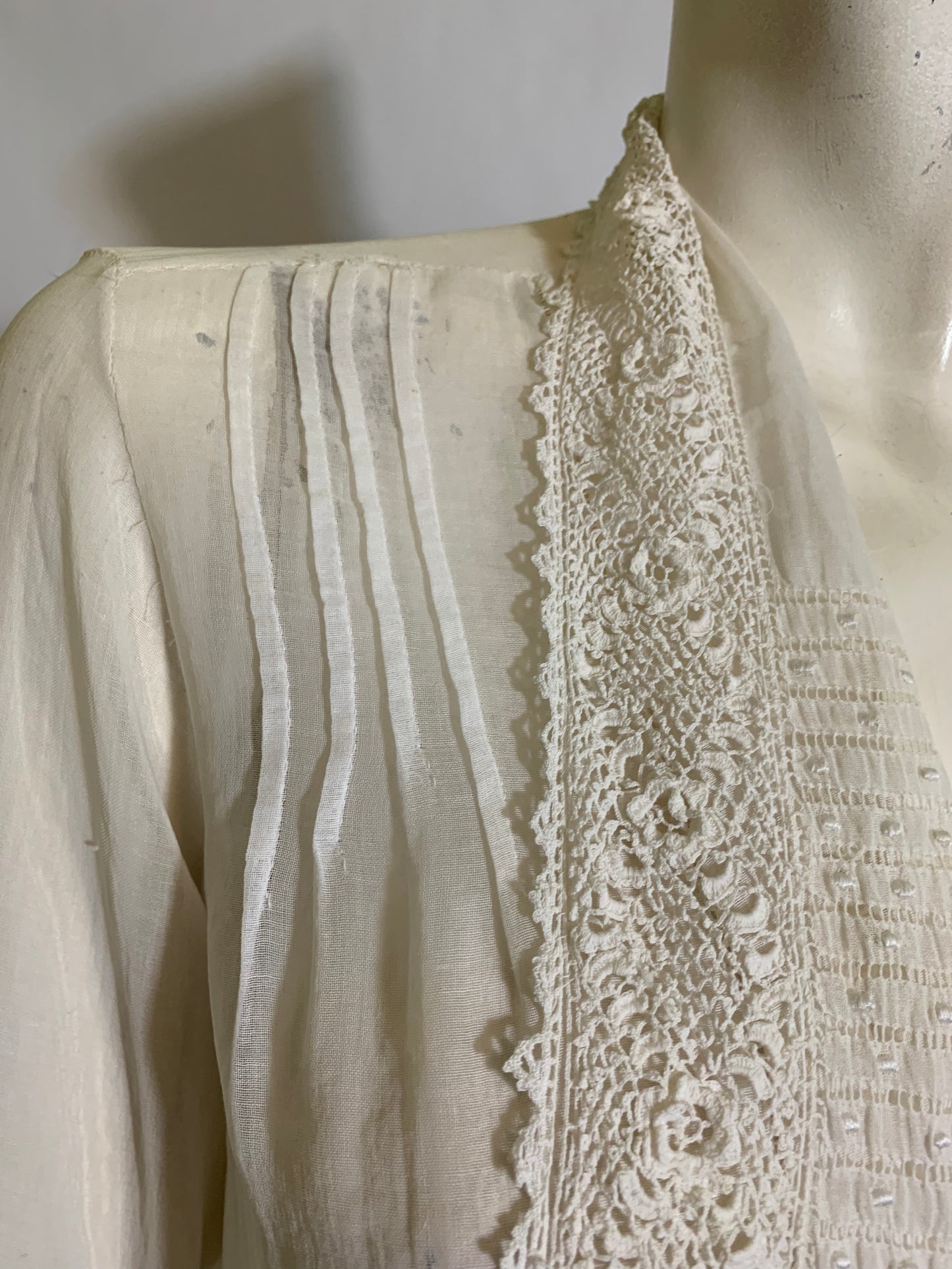 Long Sleeved White Lawn Cotton Blouse with Lace Collar and Embroidery circa 1910s