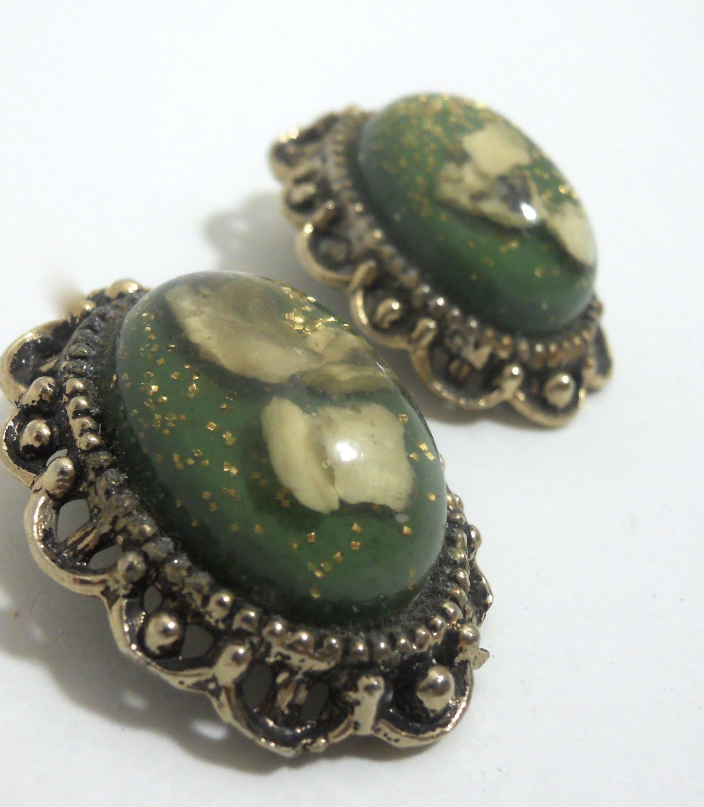 Confetti Flecked Green 1960s Lucite Clip Earrings 