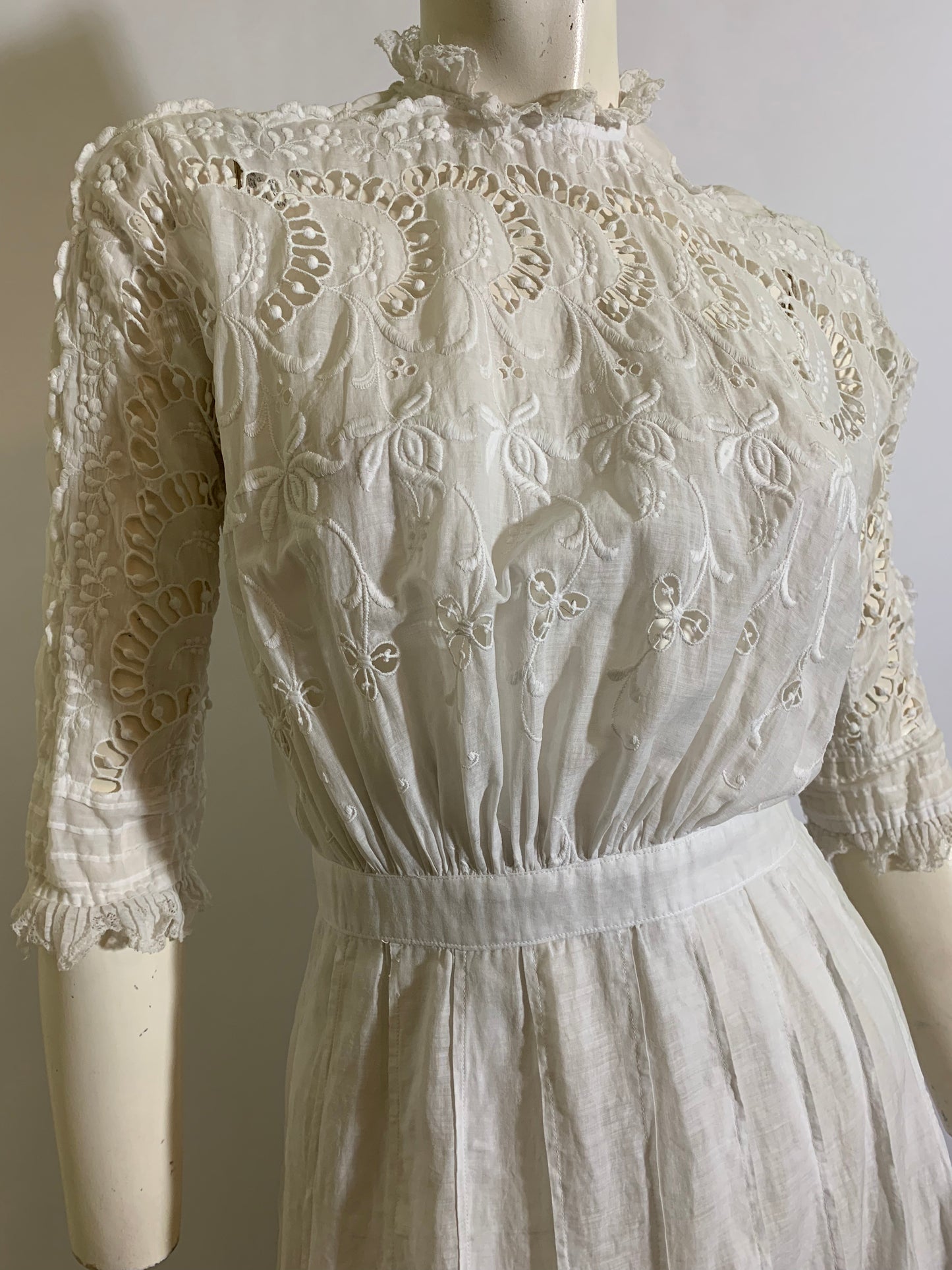 Tea Party Pretty Embroidered White Cotton Lace Dress circa 1910s