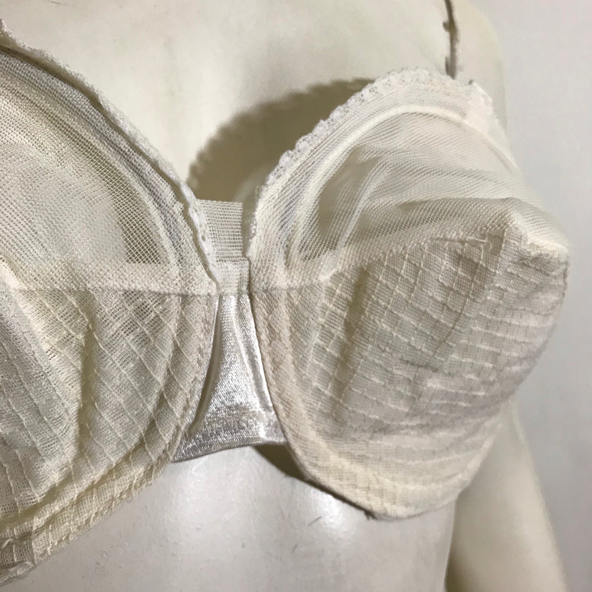 White Overbust Wire Circle Cup Bullet Bra circa 1950s – Dorothea's